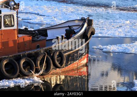 Remorqueur de port dans le port de Hambourg pendant la dérive de glace Banque D'Images