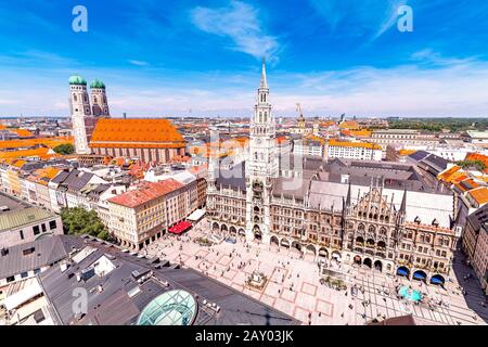 Vue panoramique sur la place centrale de Munich avec l'hôtel de ville et l'église Frauenkirche. Voyage et sites touristiques en Allemagne