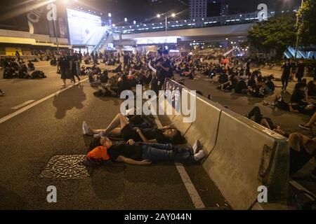 Hong Kong, Hong Kong Sar, Chine. 17 juin 2019. Les manifestants se reposent à la fin de la longue journée de protestations.Harcourt Road a fermé ses portes à l'extérieur des bureaux du gouvernement après la marche à Hong Kong contre le projet de loi d'extradition déposé par le chef de l'exécutif Carrie Lam. La suspension du projet de loi ne s'arrête pas en mars. Crédit: Jayne Russell/Zuma Wire/Alay Live News Banque D'Images