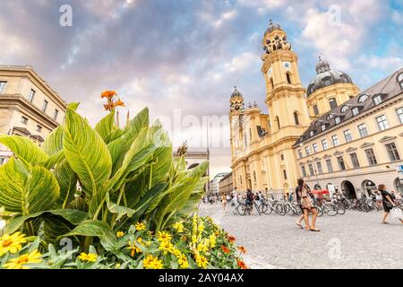 07 Août 2019, Munchen, Allemagne: Église Theatine Jaune Sur La Place Odeonsplatz Banque D'Images