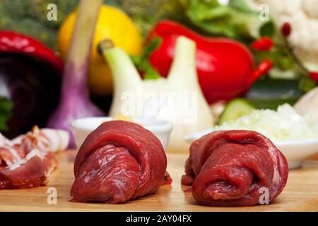 deux escalopes de veau brut et divers ingrédients Banque D'Images