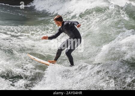 07 août 2019, Munchen, Allemagne: Les athlètes surfeurs s'entraînent sur une vague permanente artificielle dans le jardin anglais de Munich Banque D'Images