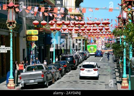 Grant Avenue avec publicité chinoise, drapeaux et lanternes américains et chinois à Chinatown, San Francisco, Californie, États-Unis Banque D'Images