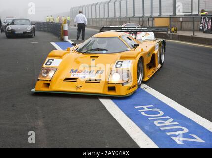 Grand prix Cars se rendre dans la voie de la fosse Banque D'Images