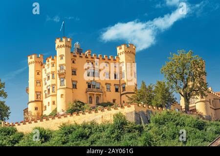 Vue panoramique sur le château de Hohenschwangau dans les Alpes bavaroises. Une attraction touristique populaire près de la ville de Munich Banque D'Images