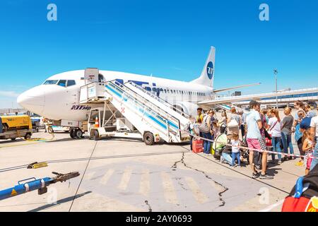 09 août 2019, Vienne, Autriche: Les gens restent en ligne à bord d'un avion de compagnies aériennes UTair Banque D'Images