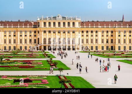 19 juillet 2019, Vienne, Autriche: Les touristes visitant le célèbre palais de Schönbrunn, vue aérienne Banque D'Images