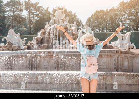 Joyeux voyageur asiatique près de la fontaine. Concept de tourisme et de tourisme Banque D'Images