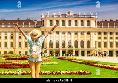 20 juillet 2019, Vienne, Autriche : une jeune femme asiatique heureuse voyage dans le jardin du palais royal de Schoenbrunn. Voyages et tourisme à Vienne et en Autriche Banque D'Images