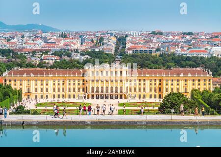 20 juillet 2019, Vienne, Autriche : célèbre attraction touristique et monument - bâtiment du palais royal de Schönbrunn, vue aérienne de la colline Banque D'Images