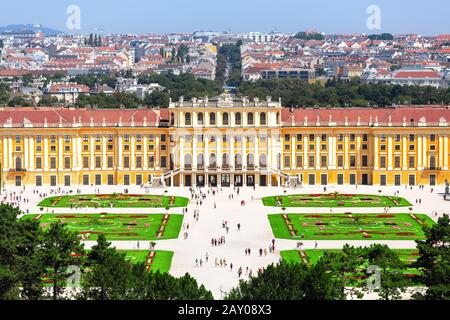 20 juillet 2019, Vienne, Autriche : célèbre attraction touristique et monument - bâtiment du palais royal de Schönbrunn, vue aérienne de la colline Banque D'Images