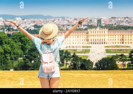 20 juillet 2019, Vienne, Autriche : heureuse jeune femme voyageant dans le jardin du palais royal de Schoenbrunn Banque D'Images