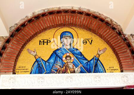 Mosaïque montrant la Vierge Marie et Jésus-Christ en dehors de l'église orthodoxe chrétienne à Athènes, Grèce Banque D'Images