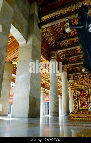 Vue sur la colonne à l'intérieur du temple de marbre bouddhiste Wat Benchama Bophit à Bangkok -Thaïlande Banque D'Images