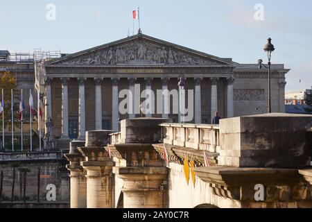 Bâtiment de l'Assemblée nationale et vue sur le pont en une journée ensoleillée à Paris, France Banque D'Images