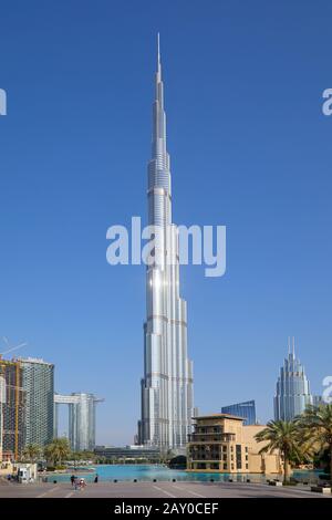 Dubaï, ÉMIRATS ARABES UNIS - 19 NOVEMBRE 2019 : gratte-ciel Burj Khalifa, lac artificiel et bâtiments modernes en une journée ensoleillée Banque D'Images