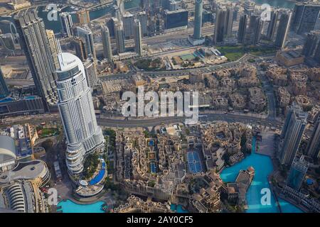 Dubai, EMIRATS ARABES UNIS - 19 NOVEMBRE 2019: Vue de la ville de Dubaï en grand angle avec gratte-ciel vu de Burj Khalifa dans une journée ensoleillée Banque D'Images