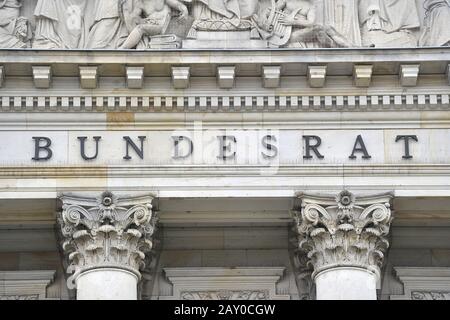 Logo du Bundesrat dans le pignon, tympan au-dessus du portail principal du bâtiment du Bundesrat à Berlin, Allemagne, Europe Banque D'Images