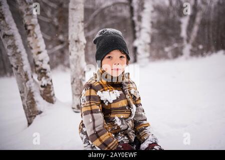 Portrait d'un garçon dans une forêt d'hiver, Wisconsin, États-Unis Banque D'Images