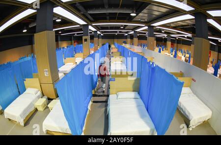 (200214) -- WUHAN, le 14 février 2020 (Xinhua) -- un membre du personnel vérifie les services de l'hôpital temporaire de Jiangxia à Wuhan, capitale de la province de Hubei en Chine centrale, le 14 février 2020. L'hôpital temporaire Jiangxia, un hôpital de 400 lits converti d'un centre sportif extérieur, devrait recevoir vendredi COVID-19 patients présentant des symptômes légers. L'hôpital est le premier hôpital temporaire qui adoptera principalement le traitement des médicaments chinois traditionnels (TCM) pour guérir les patients. (Xinhua/Cheng Min) Banque D'Images