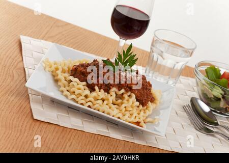 Fusilli lunghi pâtes et sauce bolognaise sur une plaque Banque D'Images