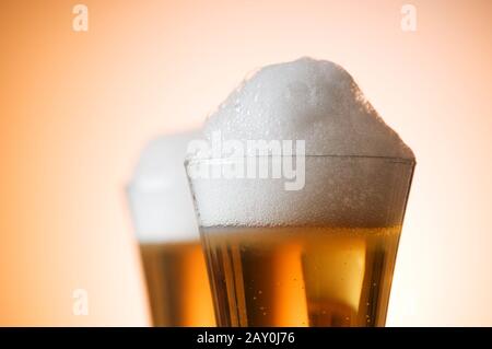 Verres colorés contre le gradient background Banque D'Images