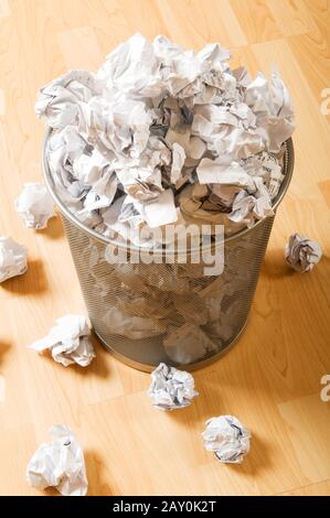 Poubelle avec des déchets de papier isolated on white Banque D'Images