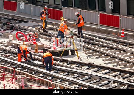 24 juillet 2019, Lyon, France: Les ouvriers de la construction Fixent et installant des rails pour la ligne de tramway à grande vitesse Banque D'Images
