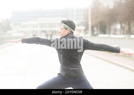 Portrait d'un homme debout à l'extérieur faisant du yoga, Allemagne Banque D'Images