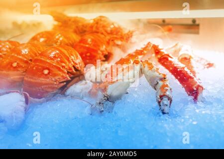 Crabe frais et autres fruits de mer sur glace Banque D'Images