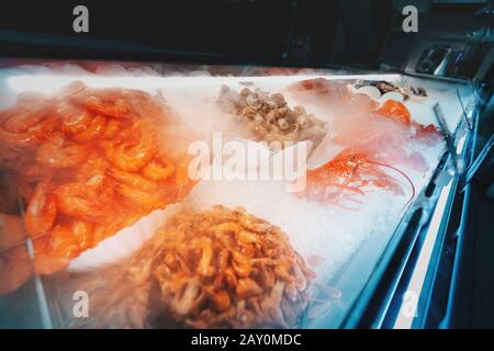 crevettes et langoustes de fruits de mer frais et homard en vente sur le marché. Concept de délicatesse méditerranéenne saine. Banque D'Images