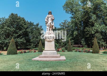 24 juillet 2019, Lyon, France : statue près de l'orangerie à effet de serre du jardin botanique de Lyon Banque D'Images