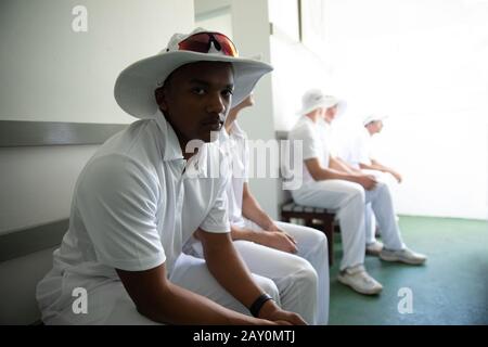 Joueur de cricket regardant l'appareil photo Banque D'Images