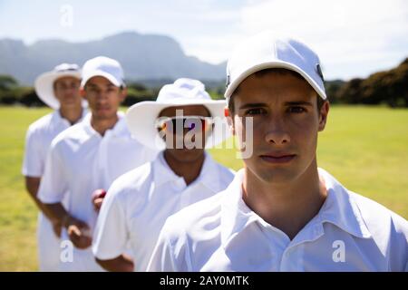 Joueurs de cricket regardant l'appareil photo