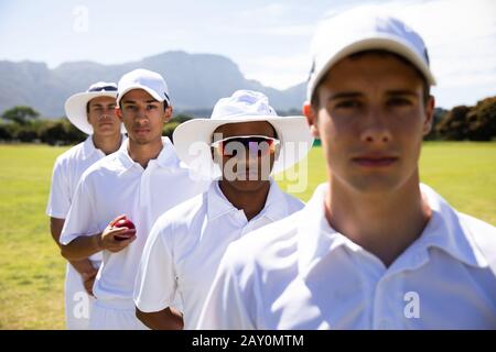 Joueur de cricket regardant l'appareil photo
