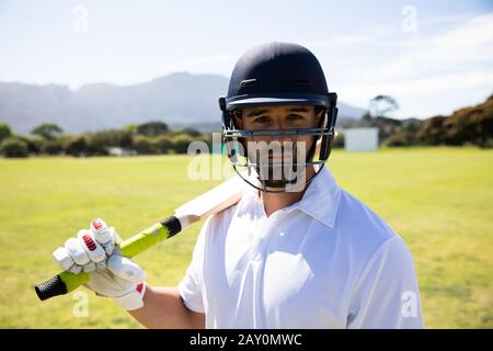 Joueur de cricket regardant l'appareil photo