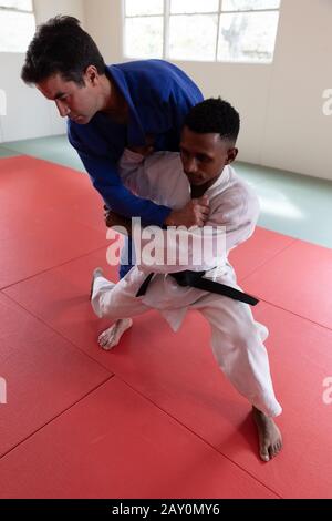 Entraînement de judokas dans une salle de sport