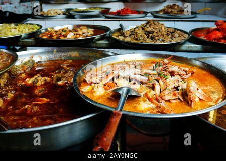 curry de crabe et assortiment de plats asiatiques Banque D'Images