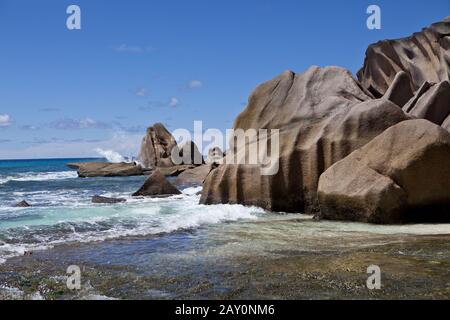 La plage lonely de Grand Anse avec les champs typiques de granit de la Digue Banque D'Images