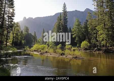 Forme typique de paysage au lever du soleil, avec Merced River, dans Banque D'Images