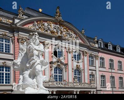 La Renaissance électorale et le palais rococo de la ville de Trèves Banque D'Images