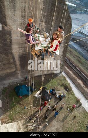 Sébastopol, UKRAINE - 22 FÉVRIER: Thé-boire à hauteur de vingt mètres. Formation des secouristes le 22 février 2009 à Sébastopol, en U. Banque D'Images