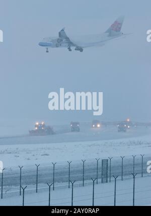 Un Boeing 747 de China Airlines atterrit à l'aéroport de Francfort en neige épaisse Banque D'Images