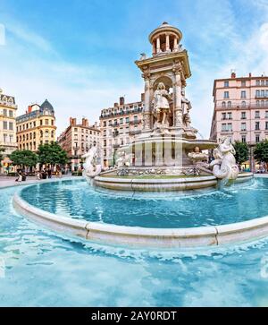 24 juillet 2019, Lyon, France : Fontaine de la place Jacobin avec des gens relaxants et des touristes Banque D'Images