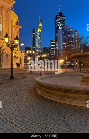 Vue sur la Commerzbank depuis l'Alte Oper Frankfurt Banque D'Images