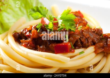 Goulash hongrois aux nouilles macaroni Banque D'Images