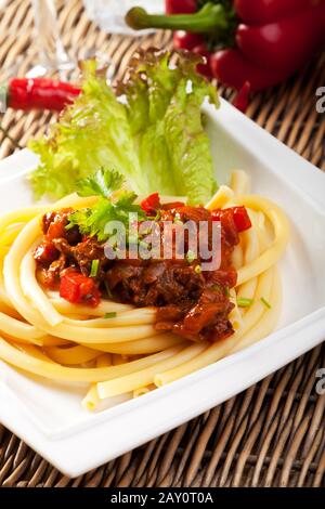 Goulash hongrois aux nouilles macaroni Banque D'Images