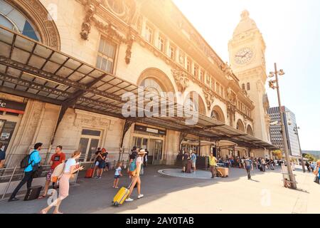 24 juillet 2019, Paris, France : les passagers avec valises se précipitent jusqu'à leur train à la gare de Lyon à Paris Banque D'Images