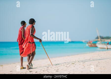 Membre de la tribu masai debout près de l'océan à Zanzibar 11 Février 2016 Banque D'Images