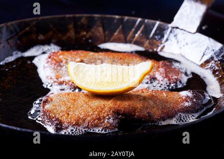 Wiener Schnitzel dans une poêle en fer Banque D'Images